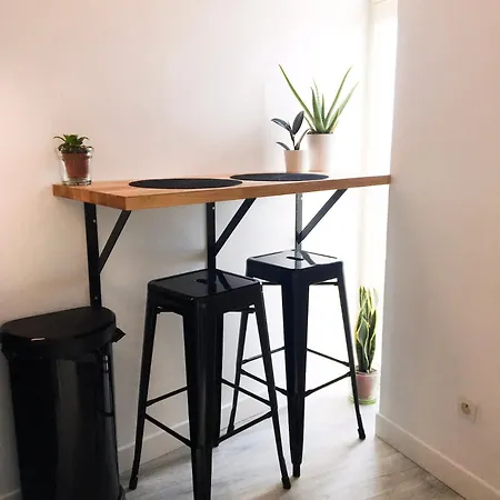 Charming In The Heart Of مينتون